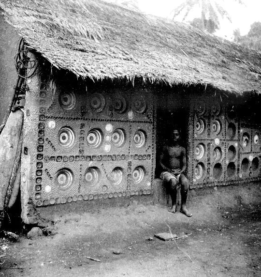 House with inset plates South Ikwerri. 📸: G. I. Jones.