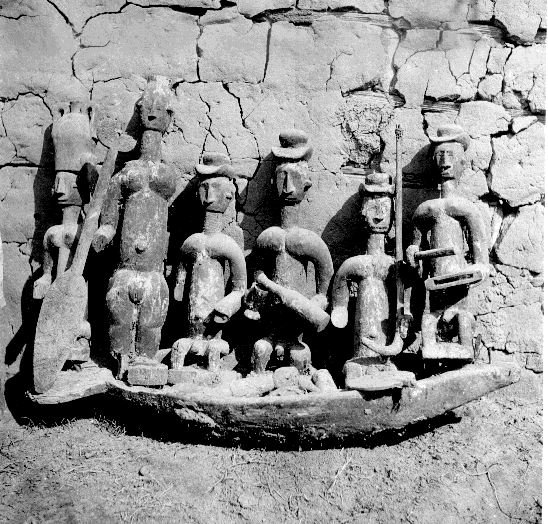 Canoe with figures Abiriba. 📸: G. I. Jones
