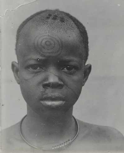 An Igbo girl from Nibo, present-day Anambra State, with ùlì designs on her skin. 📸: Northcote Thomas c. 1911. MAA Cambridge.