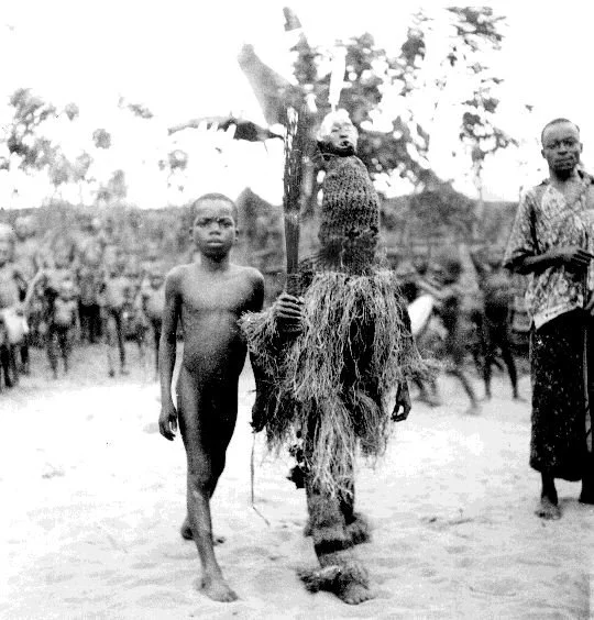 Small boy with Ajonku Ngbagba Ikoro, Abiriba. 📸: G. I. Jones.