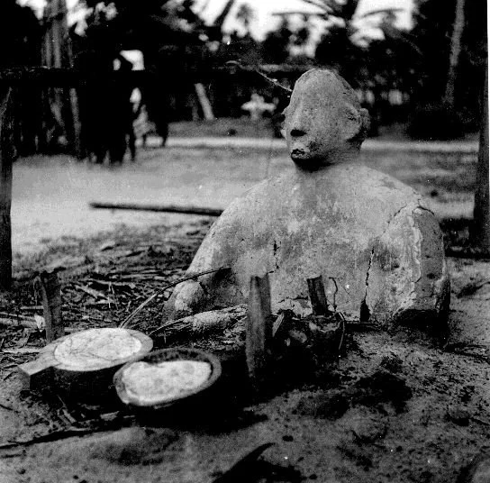 Ibudu Mud shrine made toprotect and prosper a household. 📸: G. I. Jones.