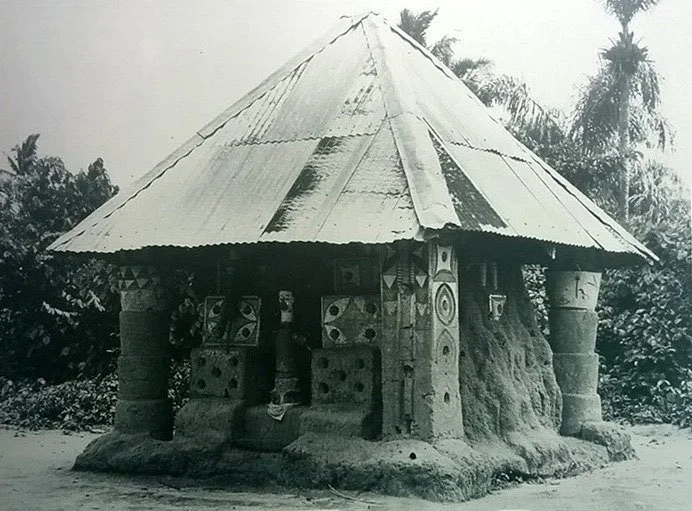 Mbari votive shrine overtaken by a termite nest. Owerri area, Urata-Igbo [Oratta] c. 1960s. 📸: Zbigniew Dmochowski.