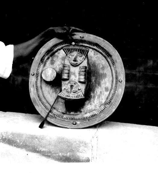 Okwa Ezza Igbo — note small iron spoon. 📸: G. I. Jones.