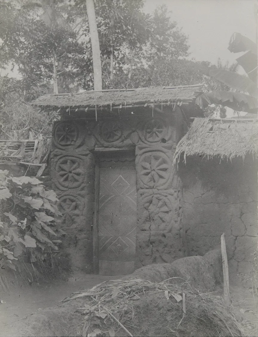An entrance of a compound in Agukwu Nri. 📸: Northcote Thomas, 1911.