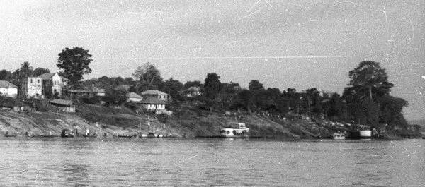 Asaba ferry landing March 1961 📸: Richard & Helen Kreider Henderson.