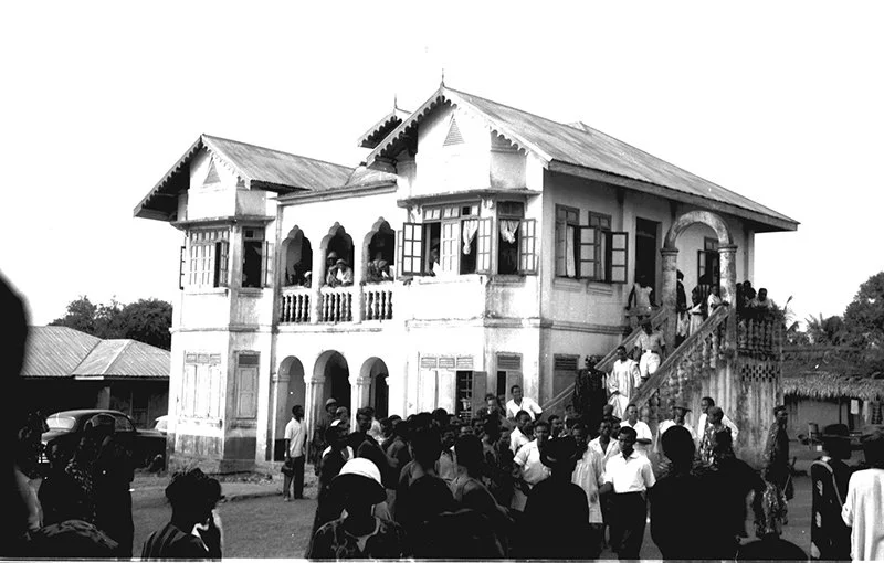 Obi's palace at Aguleri, 1960 📸: Richard & Helen Henderson