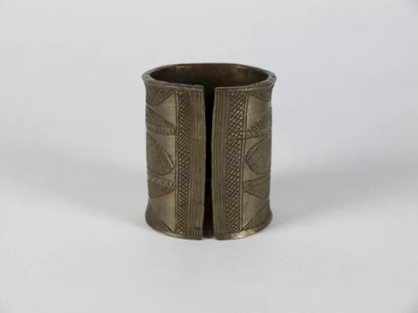 A brass bracelet from Afikpo featuring parallel leaf motifs, collected between 1902 and 1909 by Captain James Harold Dyer during the colonial conquest of Arochukwu. Museum of Vancouver, Canada.
