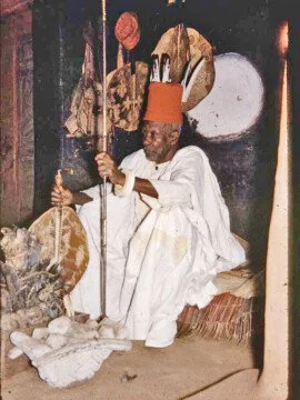 Ojiabu seated on Ukpo; Okwachi in foreground 📸: Richard & Helen Henderson.