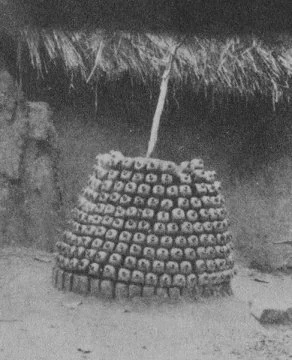 📸: Thomas 1913 (Awka): Plt V-a, “Ainyanwu” shrine with Schnapps bottles. 