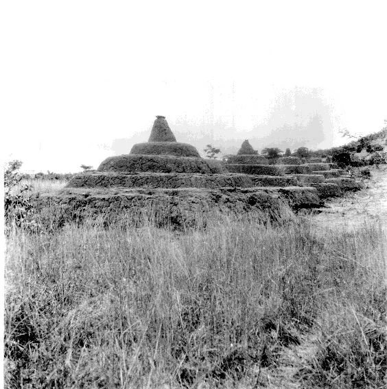 Pyramids Nsude village shrine, Abaja, Northern Igbo. 📸: G. I. Jones.