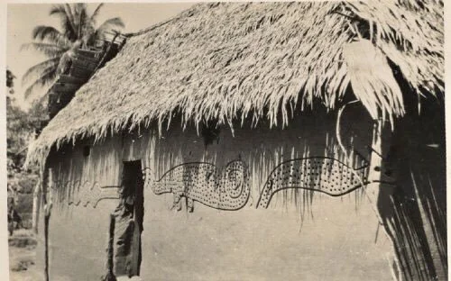 An Igbo house from the Isuama area (Orlu-Mbano-Mbaise). Single-storey, thatched roof building with a relief pattern on the exterior walls. 📸: Edward Chadwick. 1927-1943.