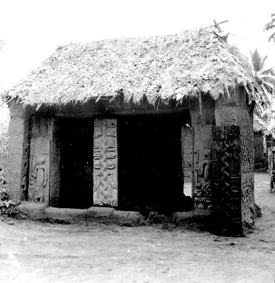 House with carved panels Nri-Awka. 📸: G. I. Jones.