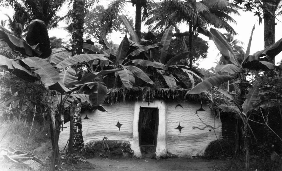 Igbo shrine house, 📸: Gustaf Bolinder, 1930-31.