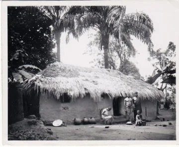 Native Hut, Onitsha. 📸: R McWhirter 1905