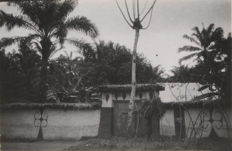 Compound entrance and walls, Igbo area. 📸: Gustaf Bolinder.