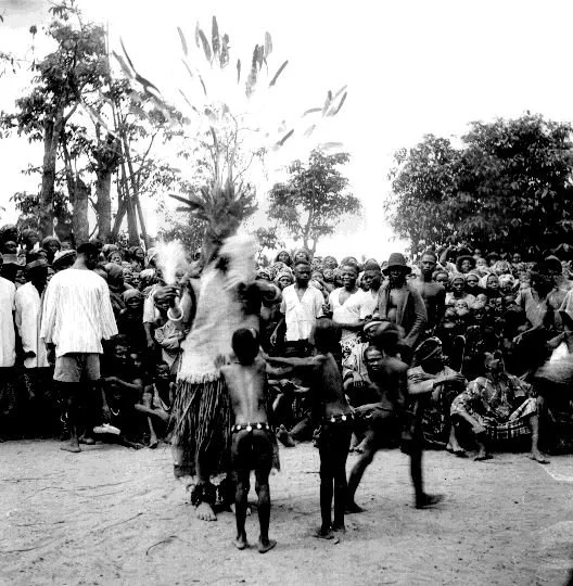Small girls touching Otiri Ngbagba Ikoro, Abiriba. 📸: G. I. Jones.