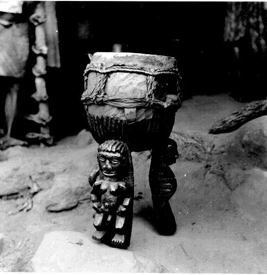 Tripod drum Abiriba. 📸: G. I. Jones.
