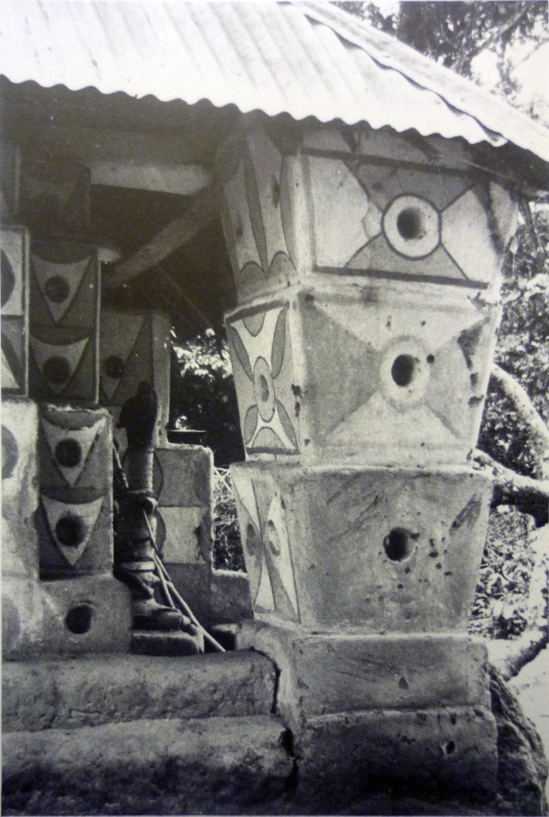 Pillar of an mbari shrine. 📸: Zbigniew Dmochowski, 1960s.
