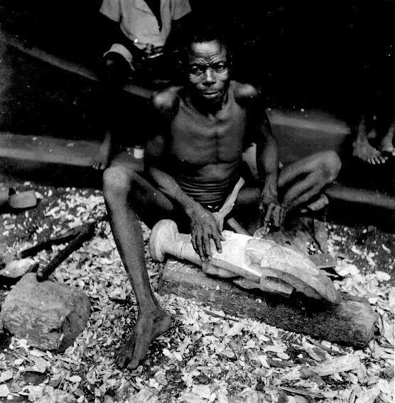 Wood carver Carving Ikenga. 📸: G. I. Jones.