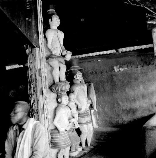 Figures in Obu Amogudu, Abiriba. 📸: G. I. Jones.