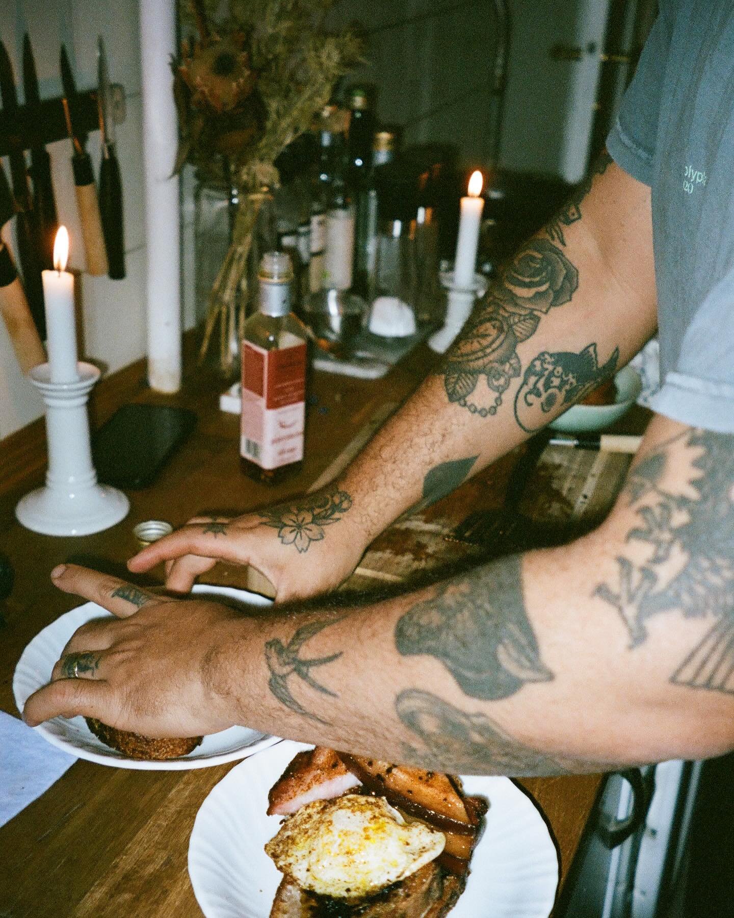 tocineta con guevo, mermelada de @londonboroughofjam_uk y panecito fresco de @hartbageri 🤤 

early mornings in copenhagen retratado con mi Olympus #kodakgold200