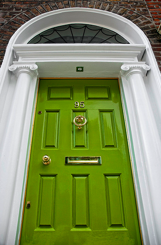 Trendy decor doesn’t have to stop at interiors! Bring some color to your exterior by painting your front door. We really like this glossy green door, featured on Tiny White Daisies.