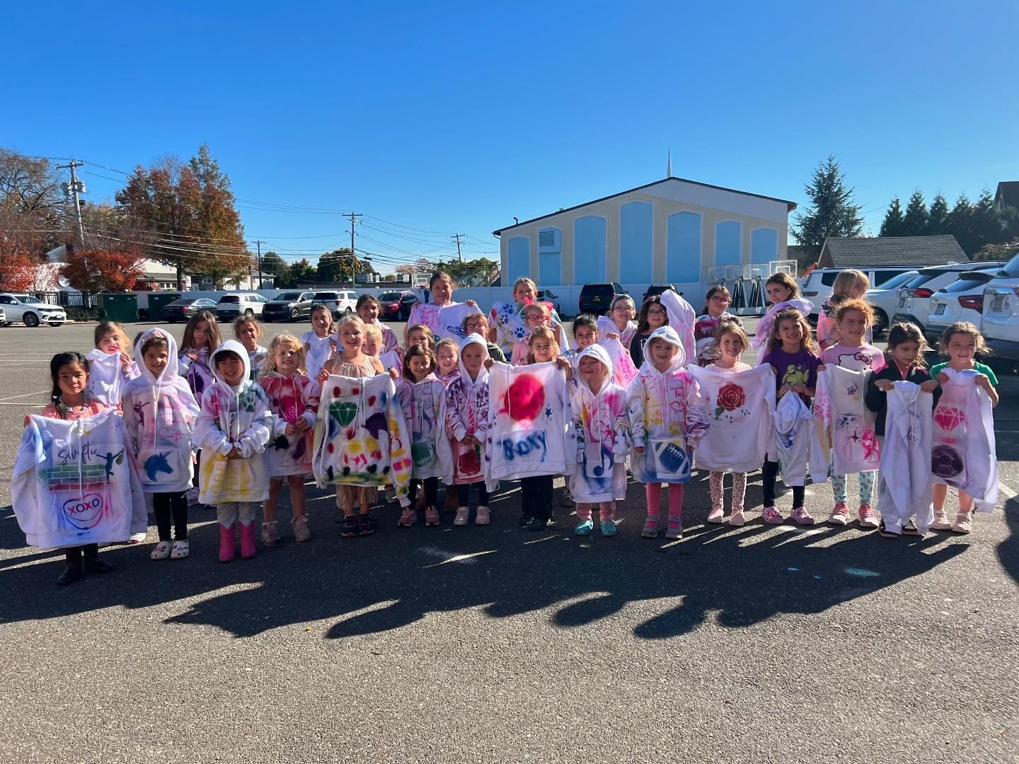 Making graffiti hoodies with the Girl Scouts! Thank you to troop 900 and Bellmore service unit for having us! 💚