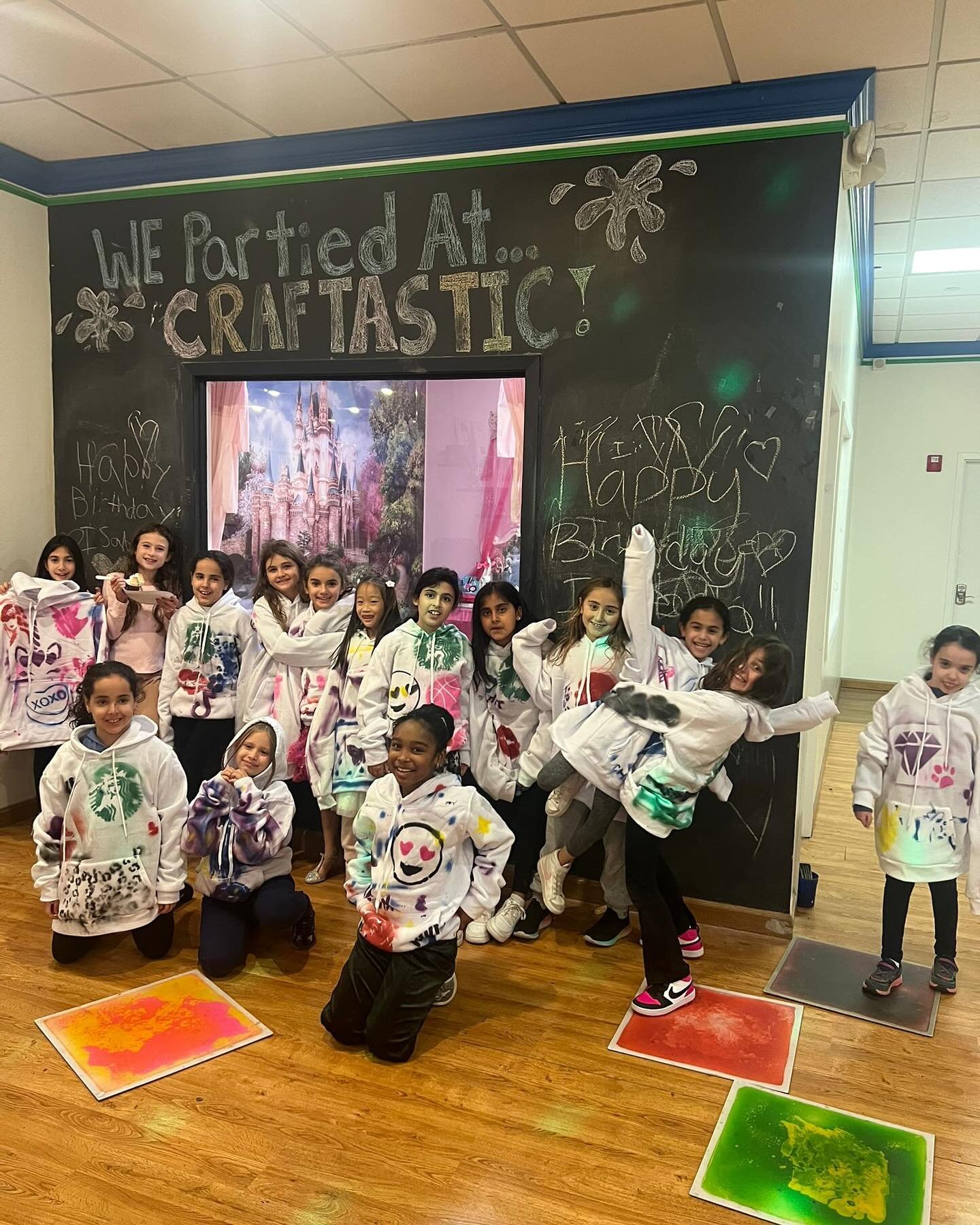 We always do the group pics at the end of the party then announce it&rsquo;s goody bag time because the party is over and nobody ever wants to leave 😅😅 we love that all the kids have a great time in our studio! 💜