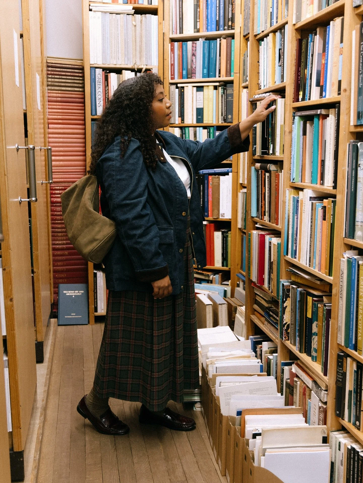 Here for my bookshop meet-cute 📚🤓
You can shop my outfits via my @shopmy and @shop.ltk at the link in my bio!
📸 @studioalexgray 
🔍 autumn outfit ideas, outfit inspiration, preppy style, dark academia, barn jackets, tartan skirt, loafers