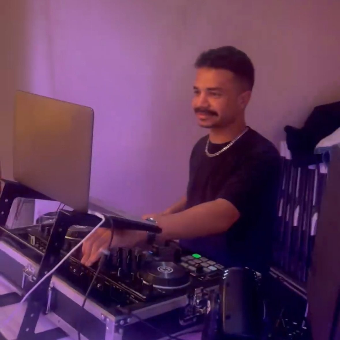All smiles in the DJ booth 😄
&bull;
&bull;
&bull;
Book now!