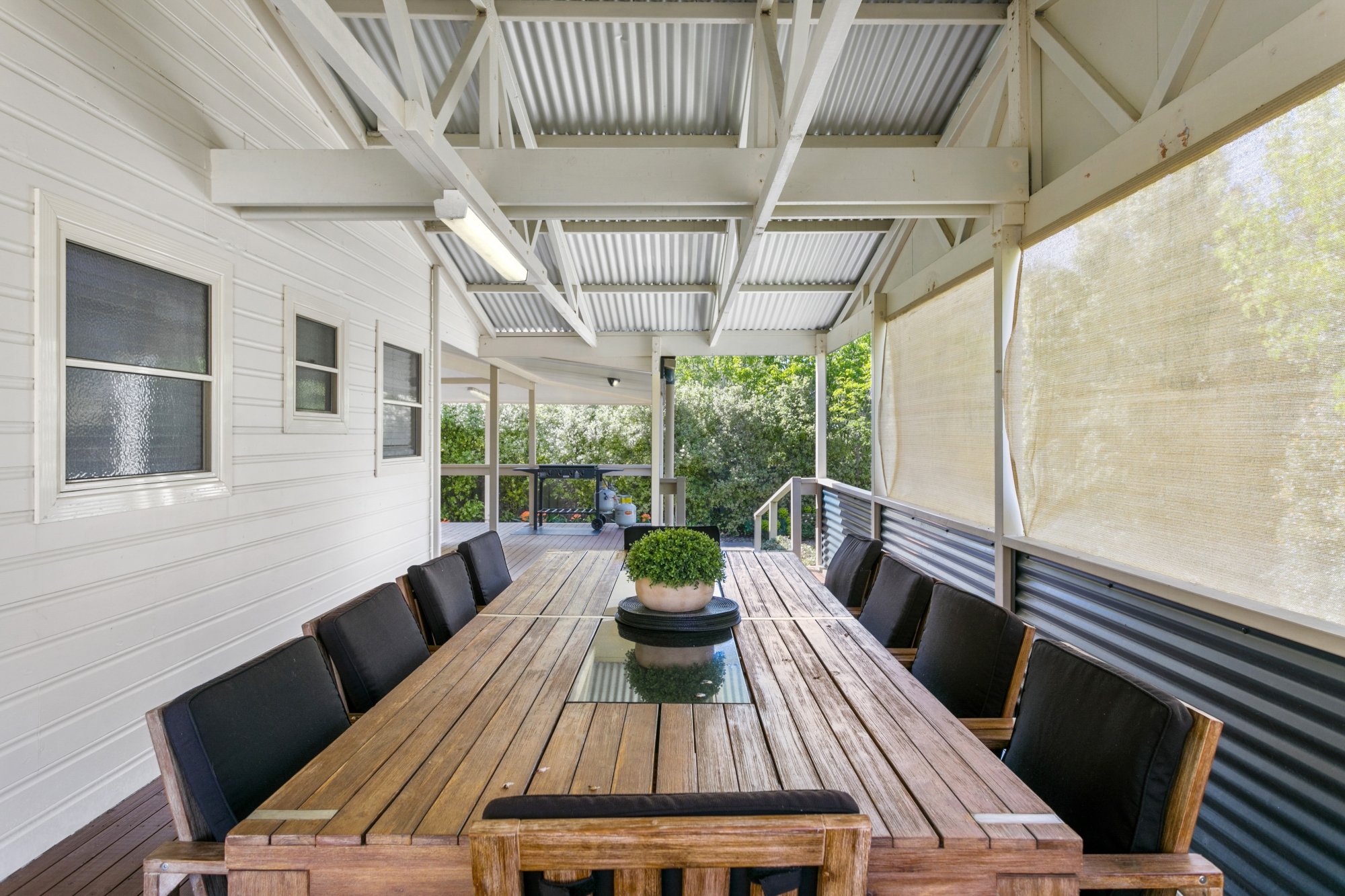 Outside Dinning for 10 on rear deck