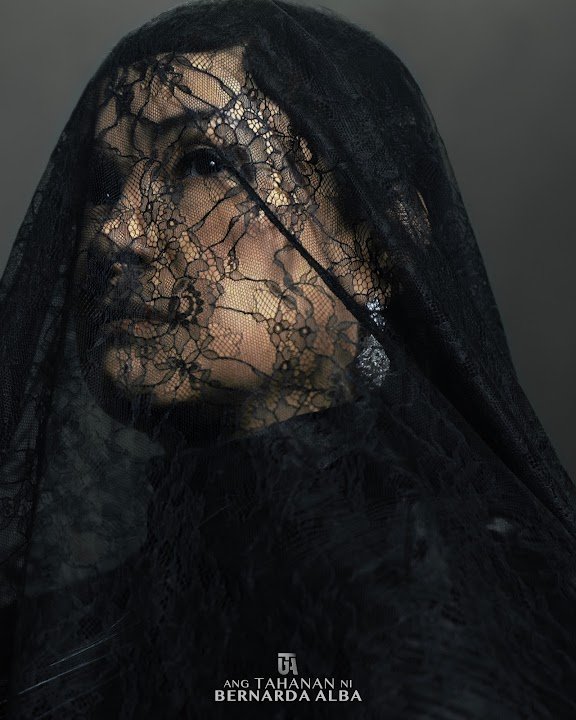 Lea Salonga bilang Bernarda Alba, nakasuot ng itim na belo na may puntas.