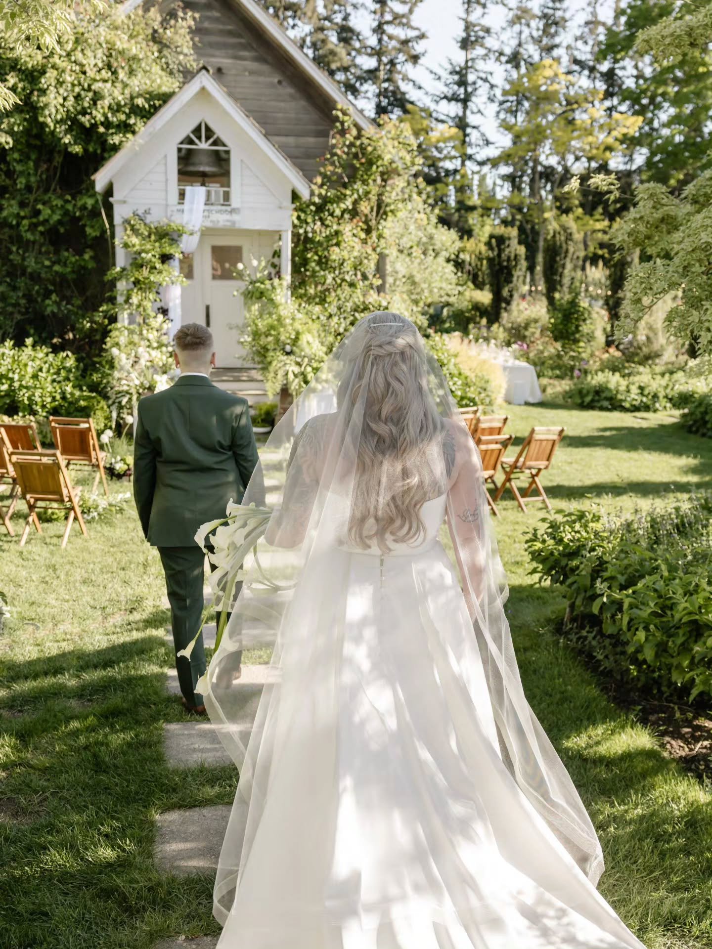 A moment for the back of this gown and stunning veil 🍃

Planning/Design | @hanna.burdick.events
Venue | @christiansons_weddings
Photographer | @tminspired
Content Creation | @btsbyangela
Florals | @nadira_design
Dress | @thewhitedoorbridal
Accessori