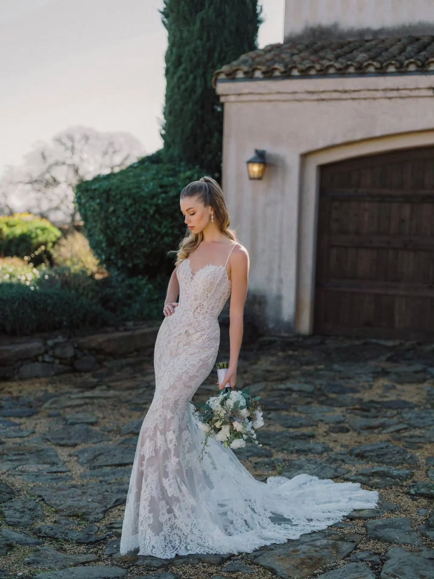 Did someone say chantilly lace and low back 😍😍😍

#weddinginspo #weddingdresstrend #weddingdress