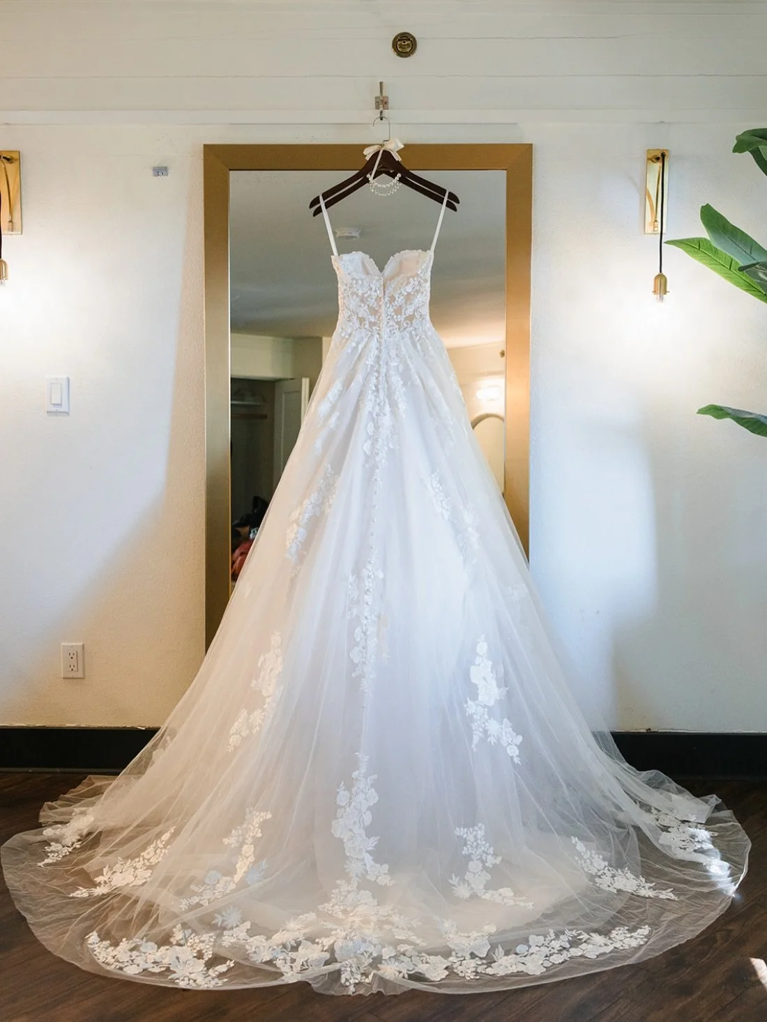 Sometimes, we really don&rsquo;t give enough love to the back of the dress&hellip; and these moments before 🤍

@leahmariephotography_