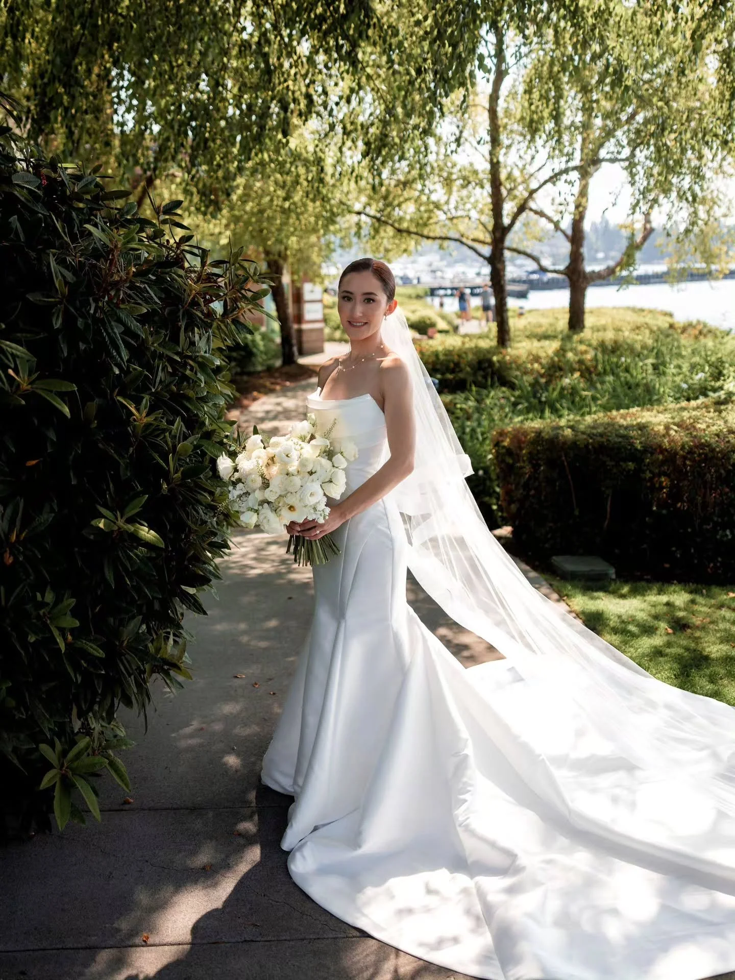 Absolutely stunning!!

Our bride @nicoleem22 wearing this classic and timeless trumpet gown from @enzoani 
🤍🤍🤍