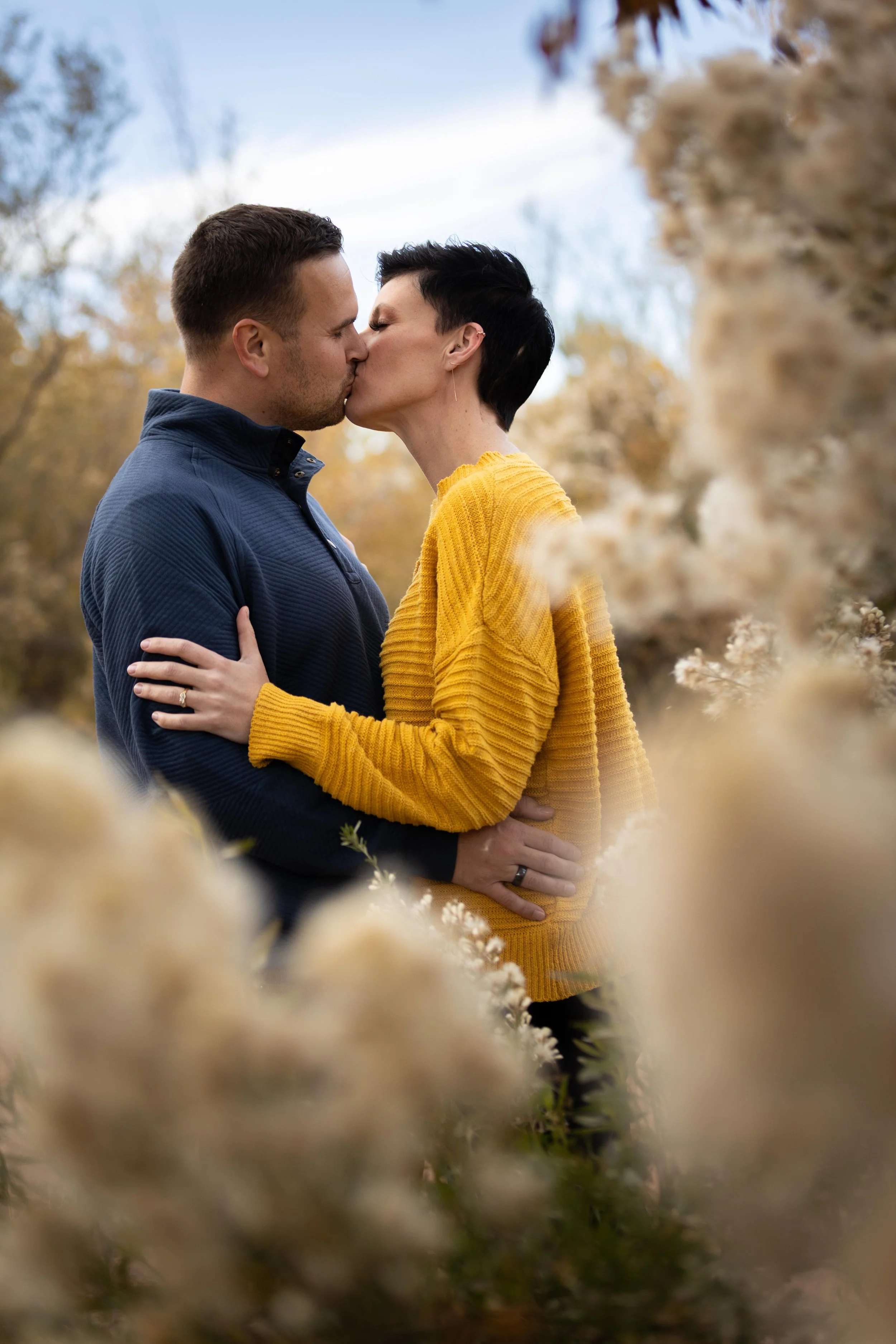 Couple_kissing_family_photos.jpeg