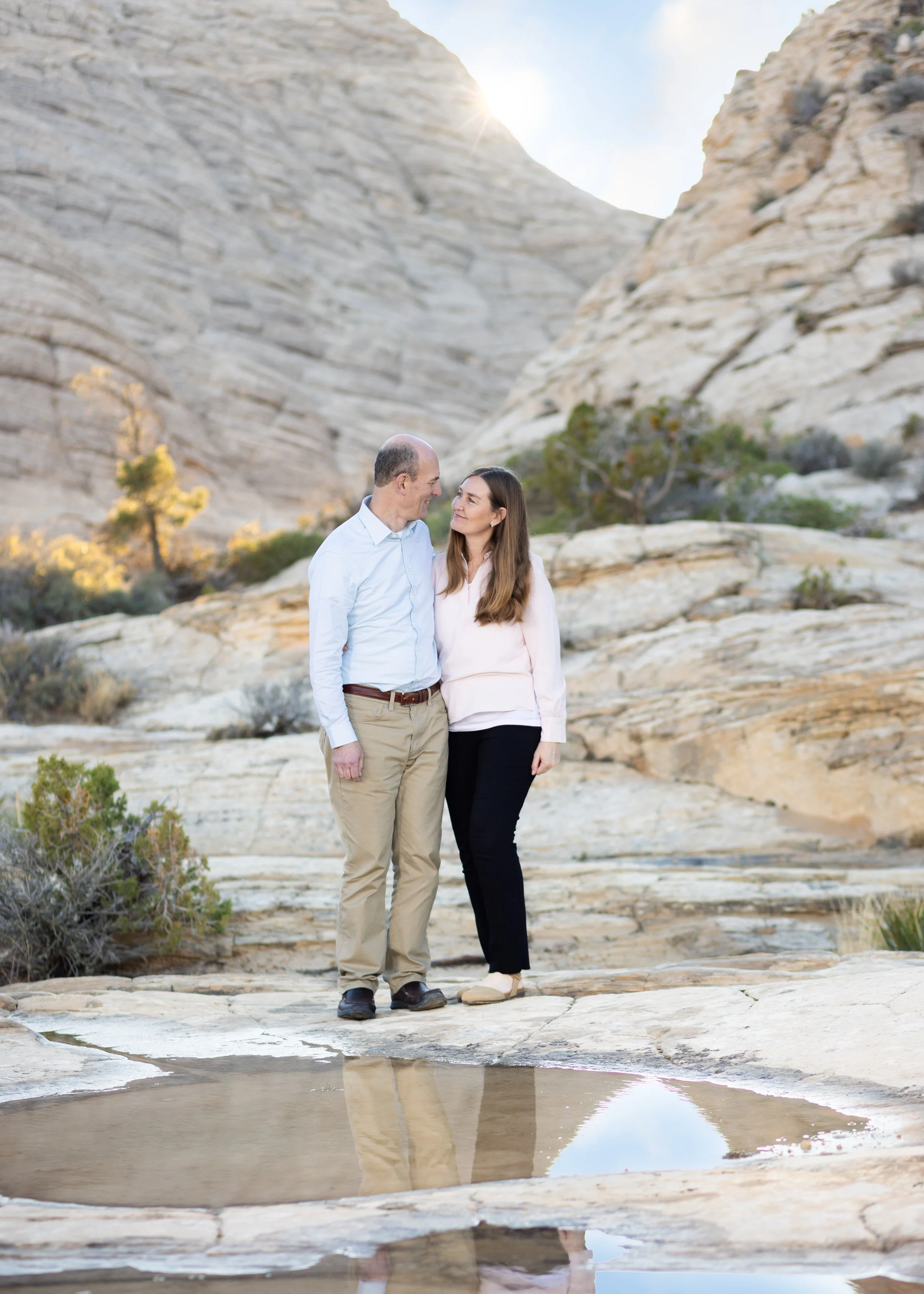 Couple posing during extended family photos at the white rock amphitheater in snow canyon.