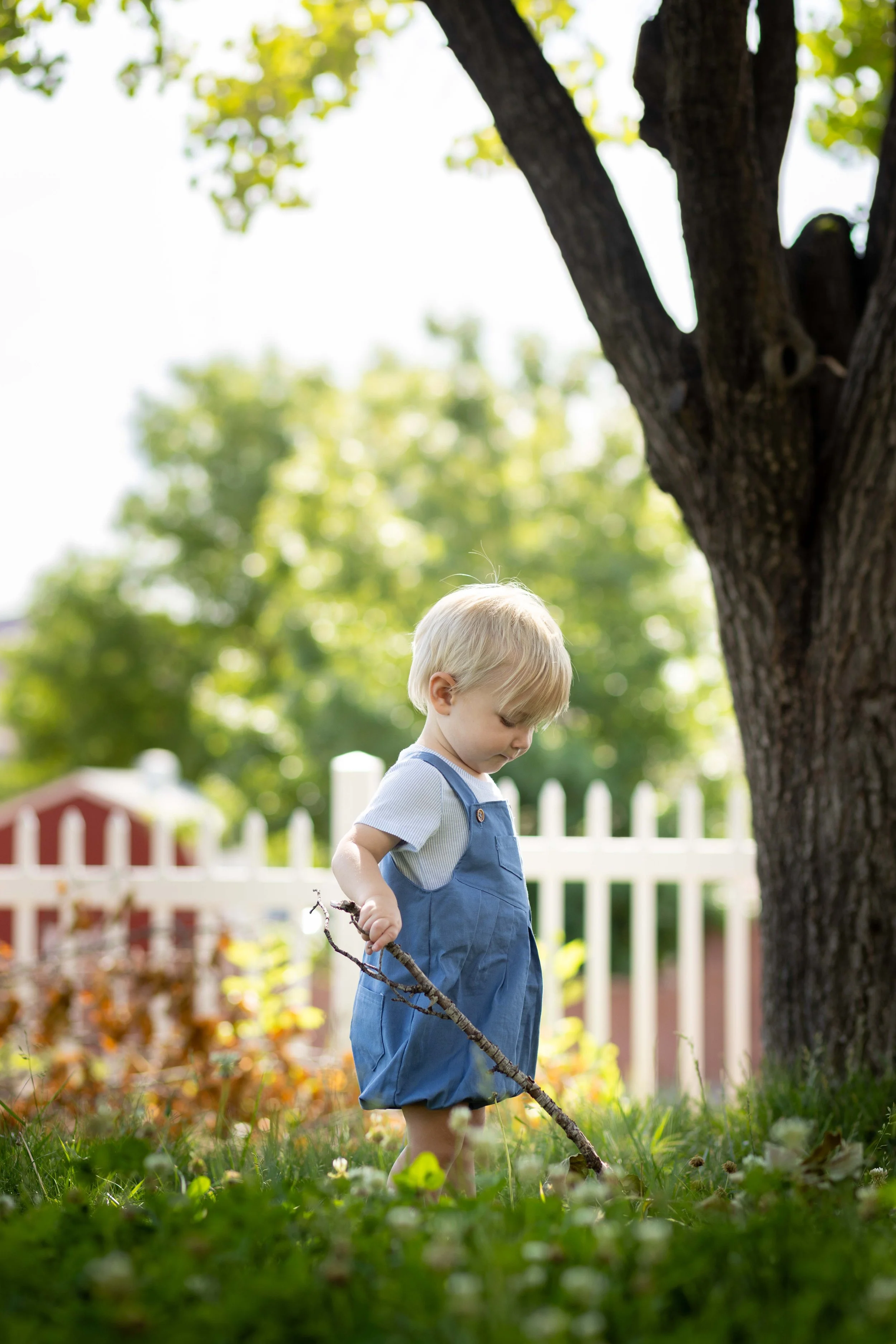 Lifestyle children's photographer in saint George Utah , green grassy area.