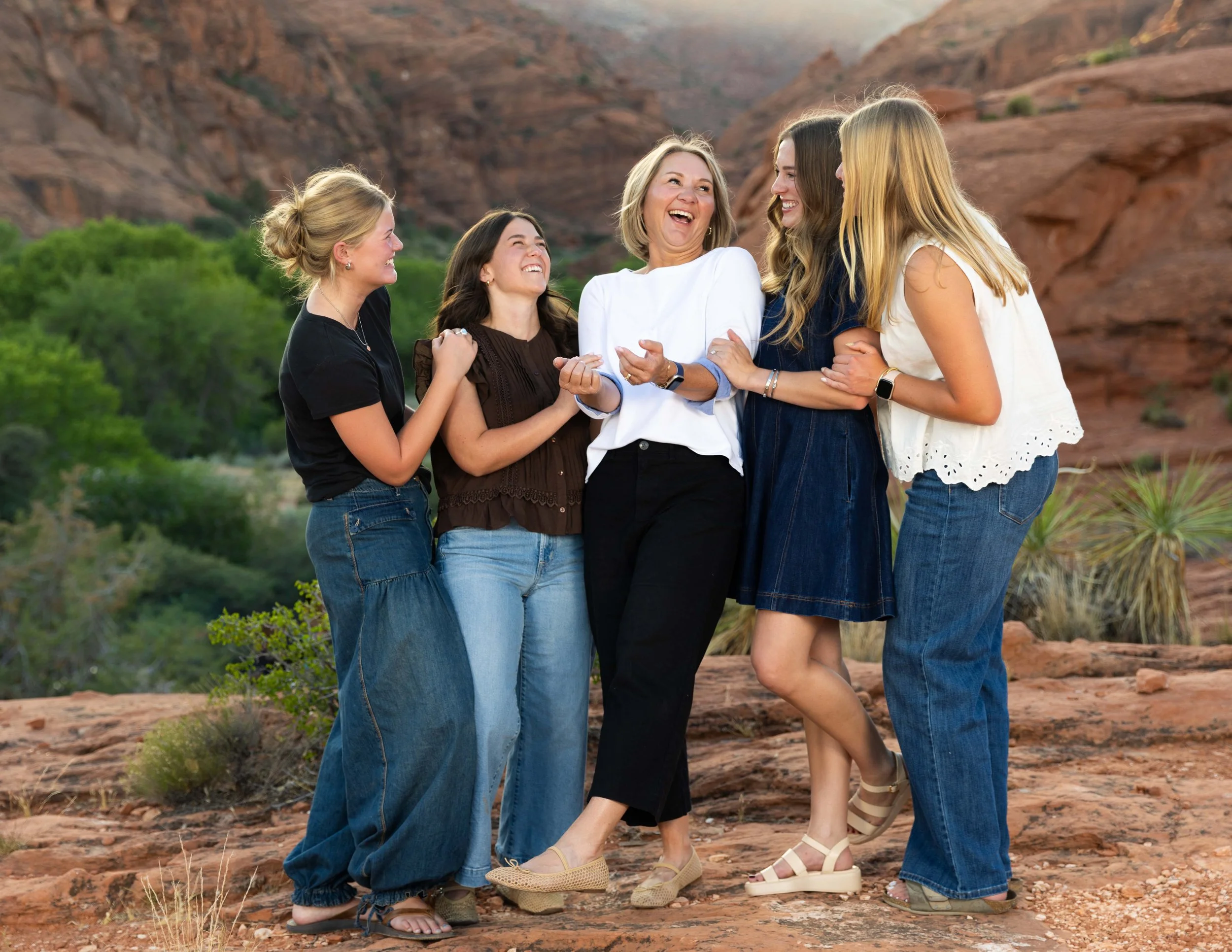 Extended family photos on the red rocks of southern Utah.