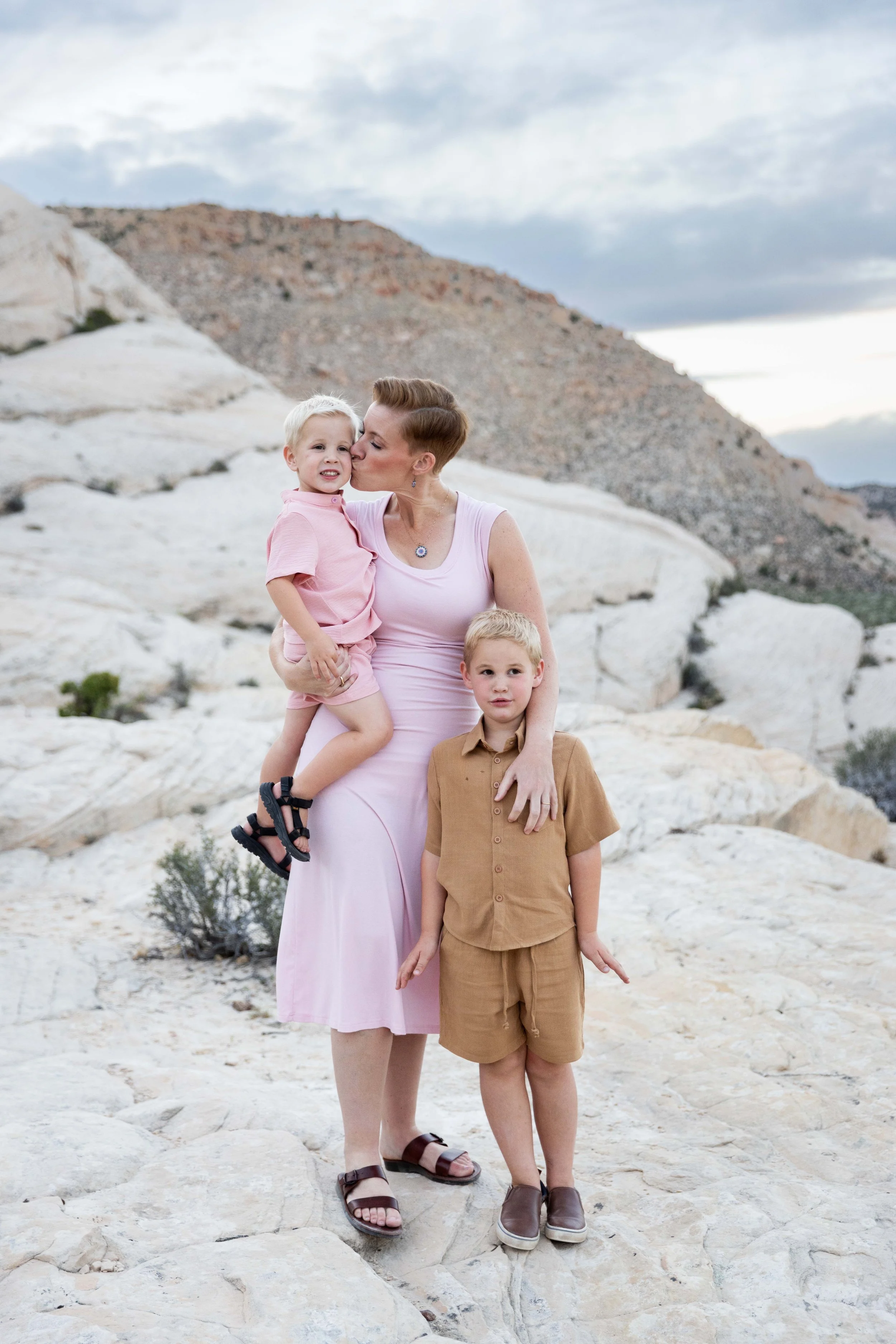 White sand stone in southern utah family photographer.