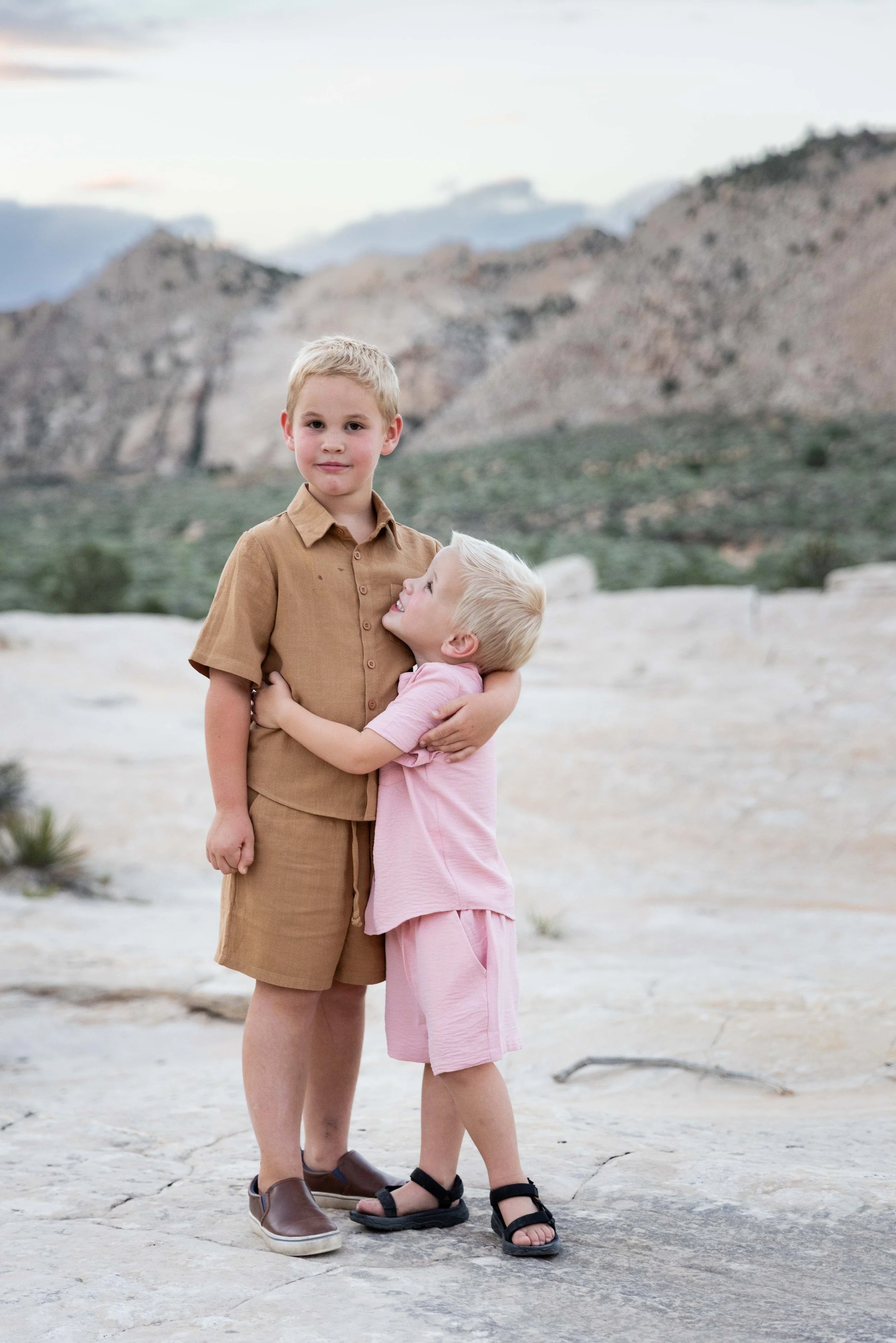 White rocks in snow canyon family photographer