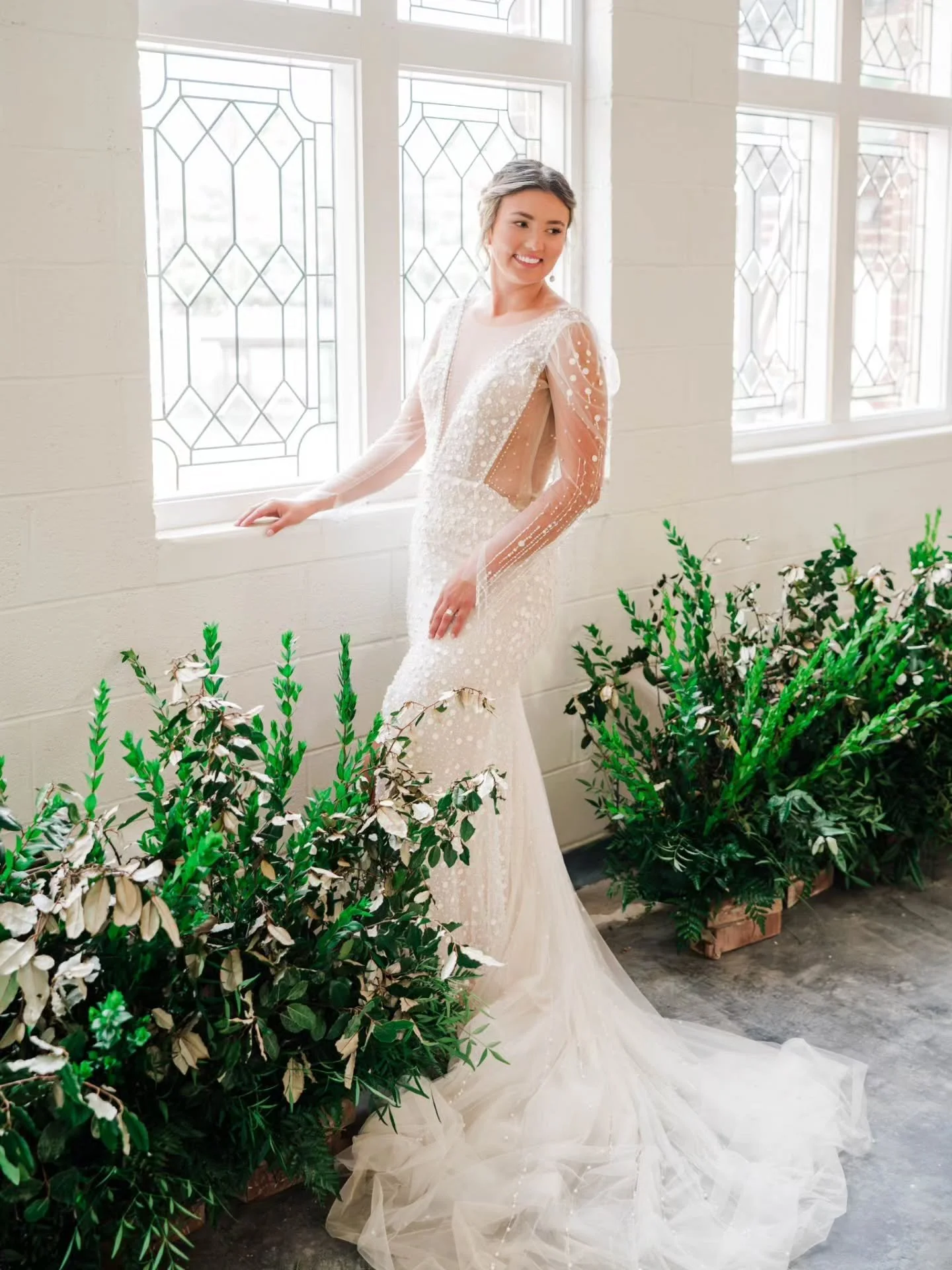 A soft shimmer. A bold green. This wedding look was everything.

#virginiawedding #virginiaweddingphotographer #charlottewedding #charlottesvilleweddingphotographer #dcweddings #dmvweddings #roanokeweddingphotographer