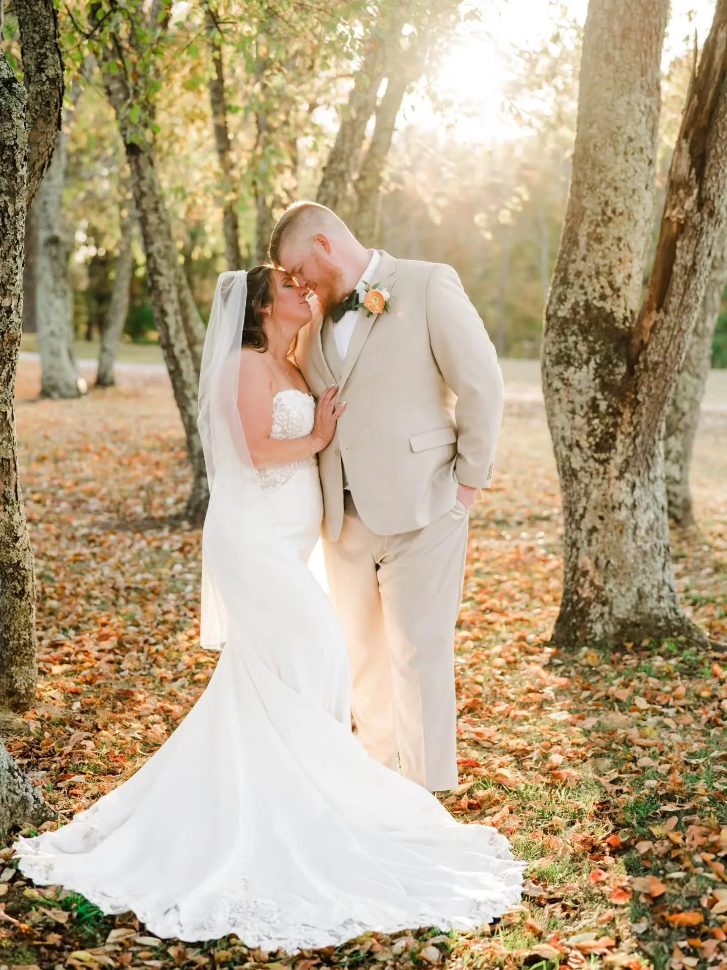Justin &amp; Lindsey&rsquo;s day at Stoney Brook Winery was pure Virginia fall wedding magic. Golden leaves, the dreamiest light, flowers that stole my heart (I am now obsessed with Chocolate Cosmos), and a dance floor under the stars. Their sweet so