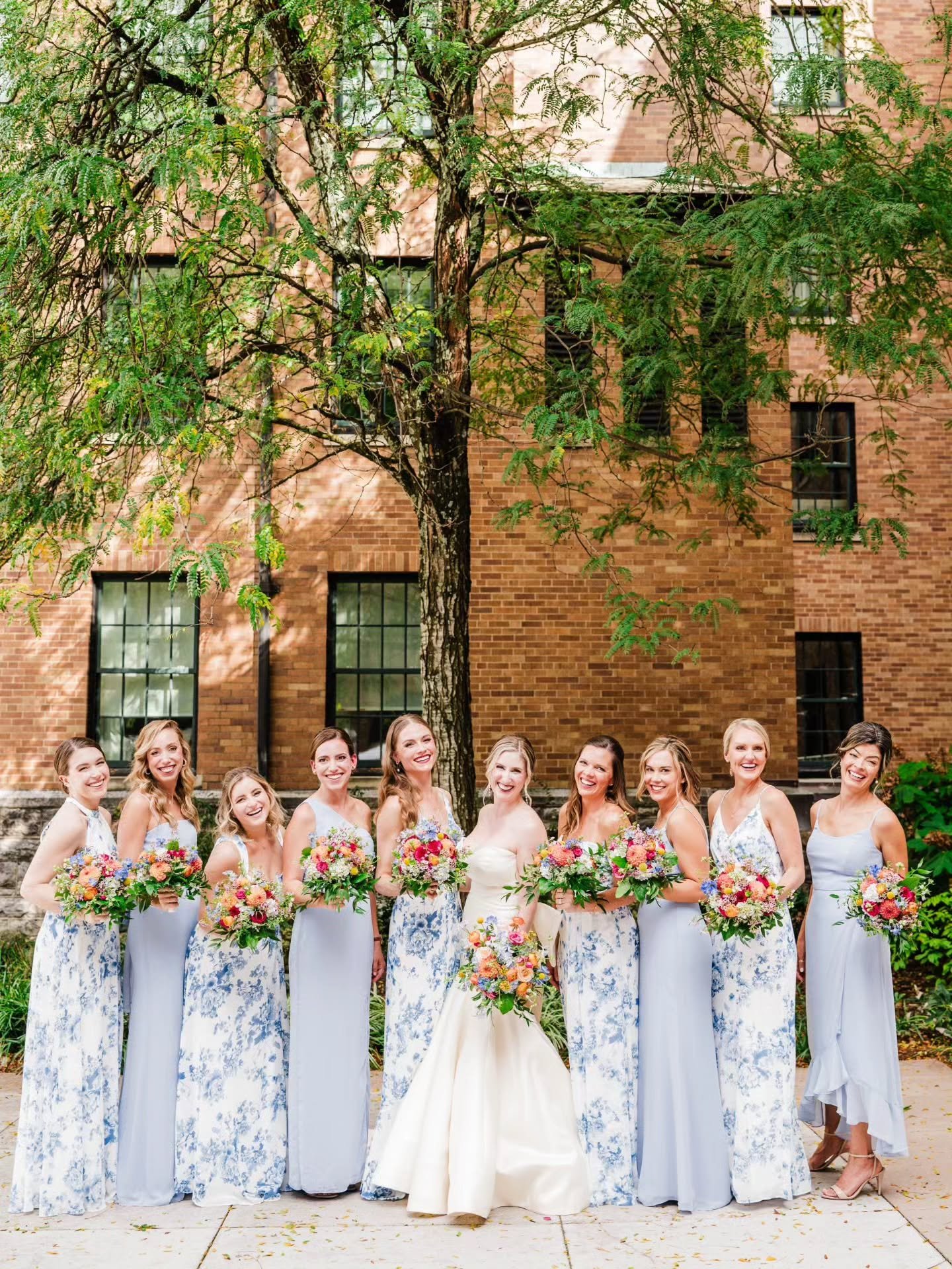 Bridesmaids: perfection
Flower girls with matching bows: next level ❤️

Virginia Wedding Photographer  #charlottesvilleweddingphotographer #virginiawedding #roanokeweddingphotographer #roanokewedding #virginiaweddingphotographer