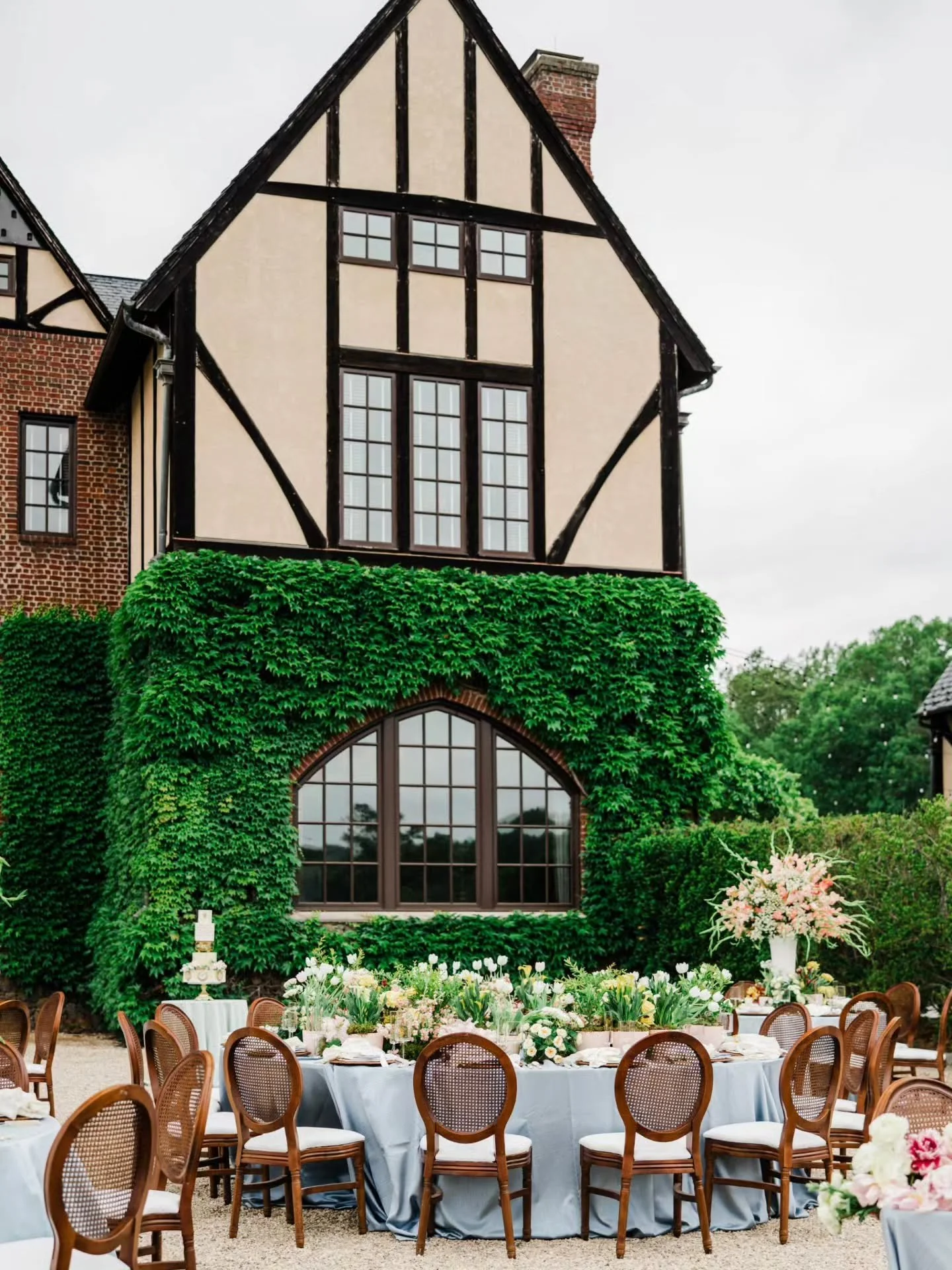It&rsquo;s not just about how it looks but how it feels. Florals adding depth, softness and a quiet kind of magic to every corner of Dover Hall.

Host: @styledshootsacrossamerica
Planning: @heatherbengeofficial
Venue: @dover_hall was awarded "Be