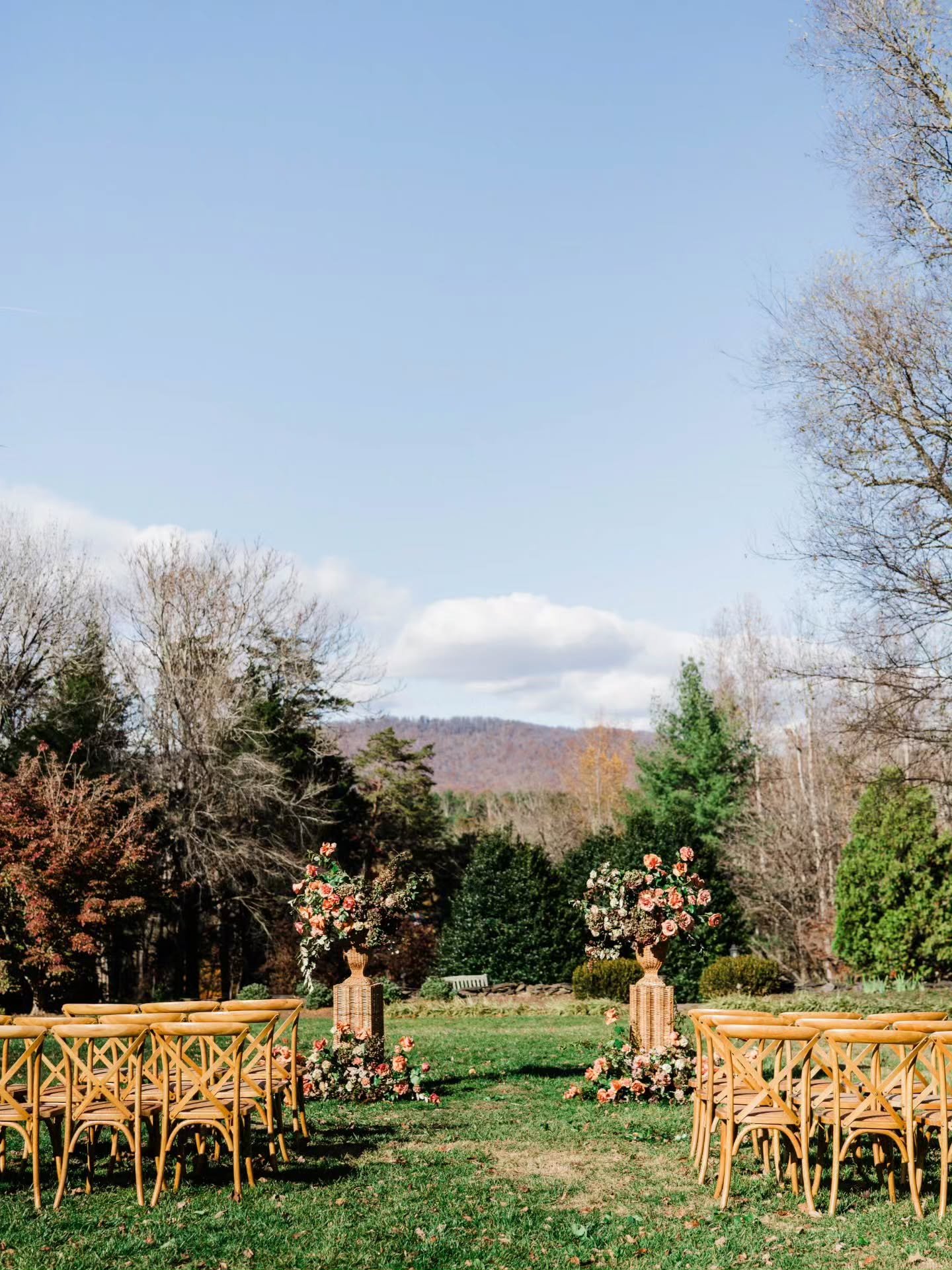 Fall ceremonies have my heart. Crisp air, warm color in the trees, and soft golden light you can't plan for. The Clifton might be one of the most gorgeous backdrops in Virginia to say your vows. 

Planning and Design: @walsh.events
Venue: @theclifton