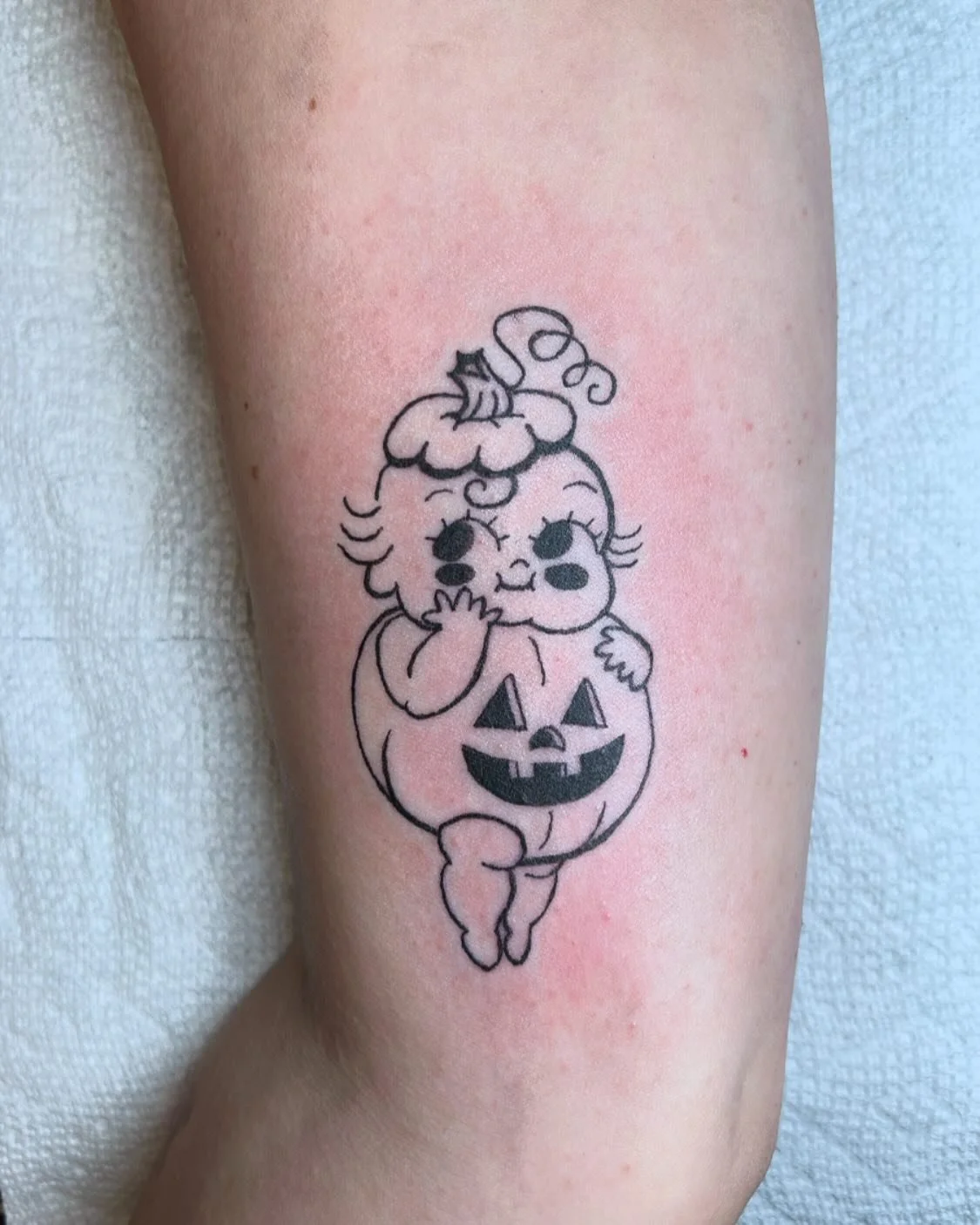 fret not u last min lovebug! YES I DO have a few spots for something festive for ya Monday-thurs 🎃🖤 hmu I wanna celebrate the best season w u!  immediately speaking, I&rsquo;ll be at @diskincider TOMORROW NIGHT starting at 6 with @blvck.rvbbit.tats