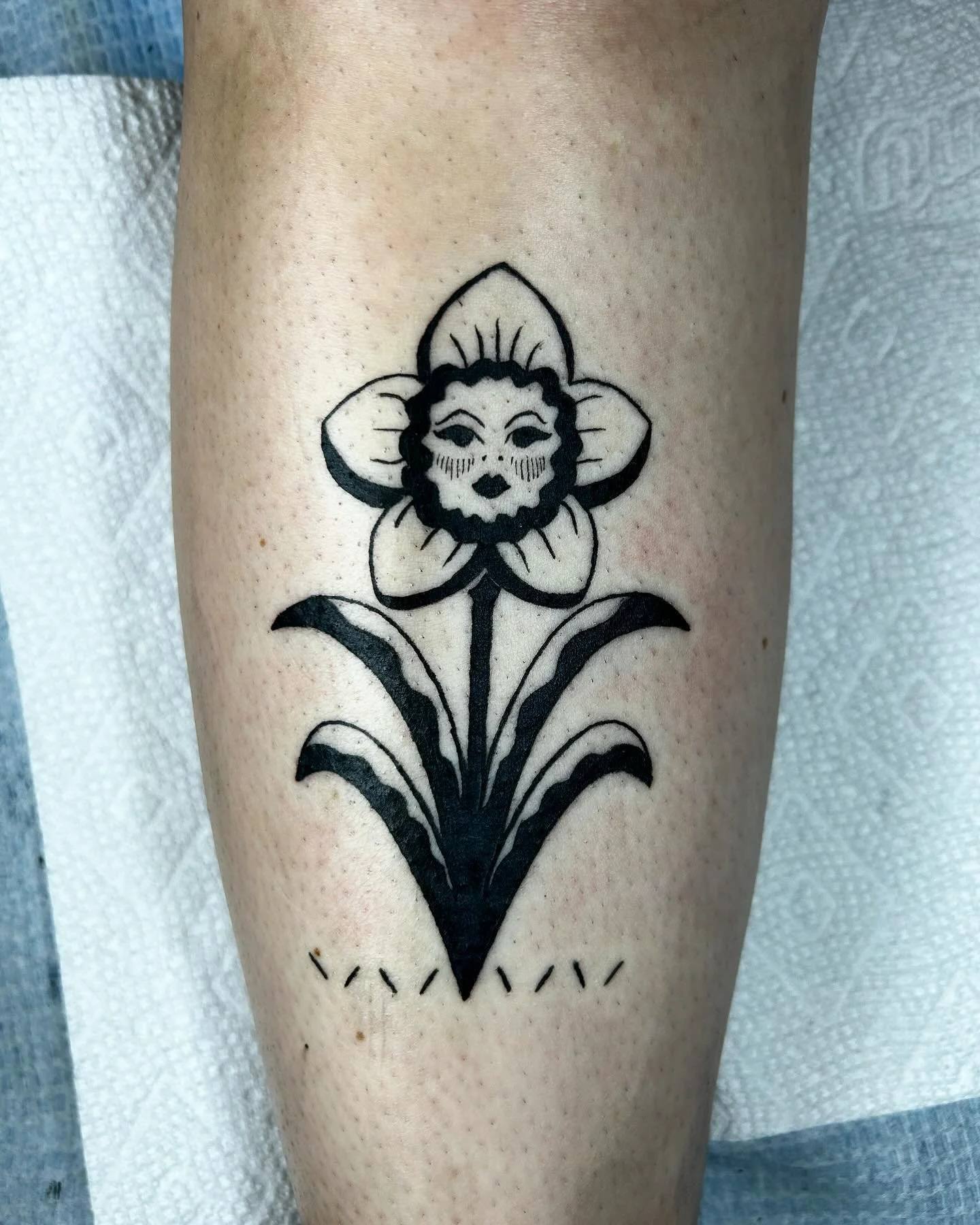 this daffodil got a home today 🌞✨ tysm Chloe!! book urs today!! #tattooapprentice #flashtattoo #blackworktattoo #nashvilletattoo