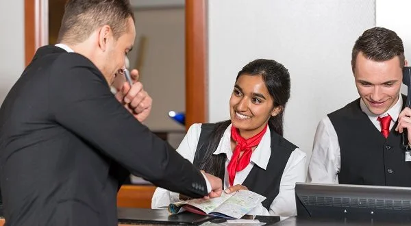 Create the ultimate hotel team with praise and applause